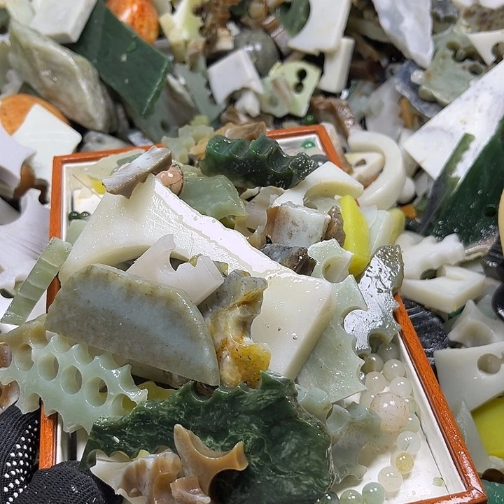 和田玉足铂镶嵌珠宝奇石T**d