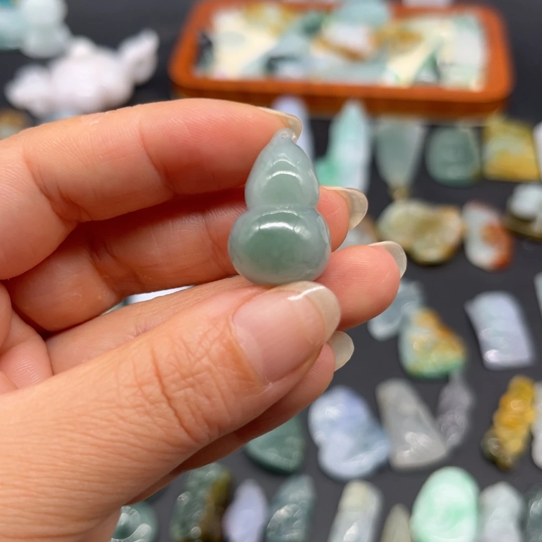 翡翠未镶嵌颈饰葫芦