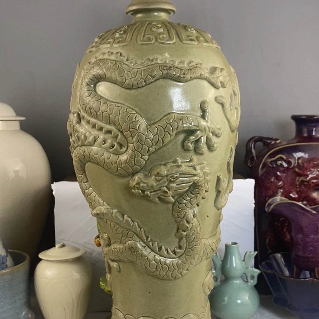 蜜色釉的龙文梅瓶
