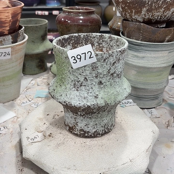 摆件高17，口12，有孔，瑕疵处理3972