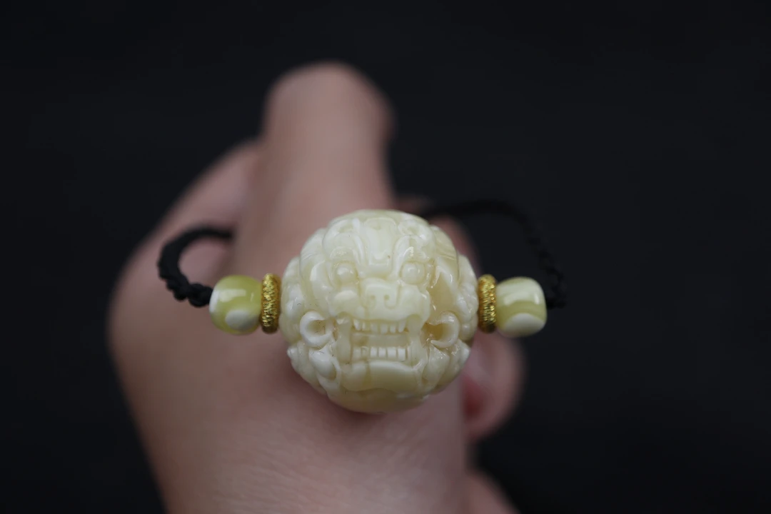 白蜡龙珠蜜蜡锁骨链，手工雕刻，配蜜蜡配珠，裸重6.89g，