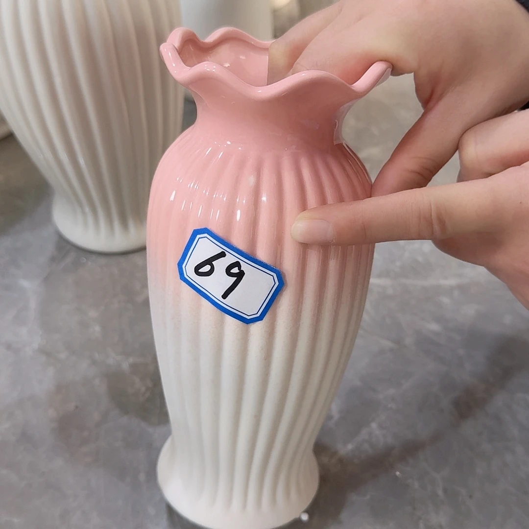 瓶69号粉白磨砂高20厘米微瑕一个