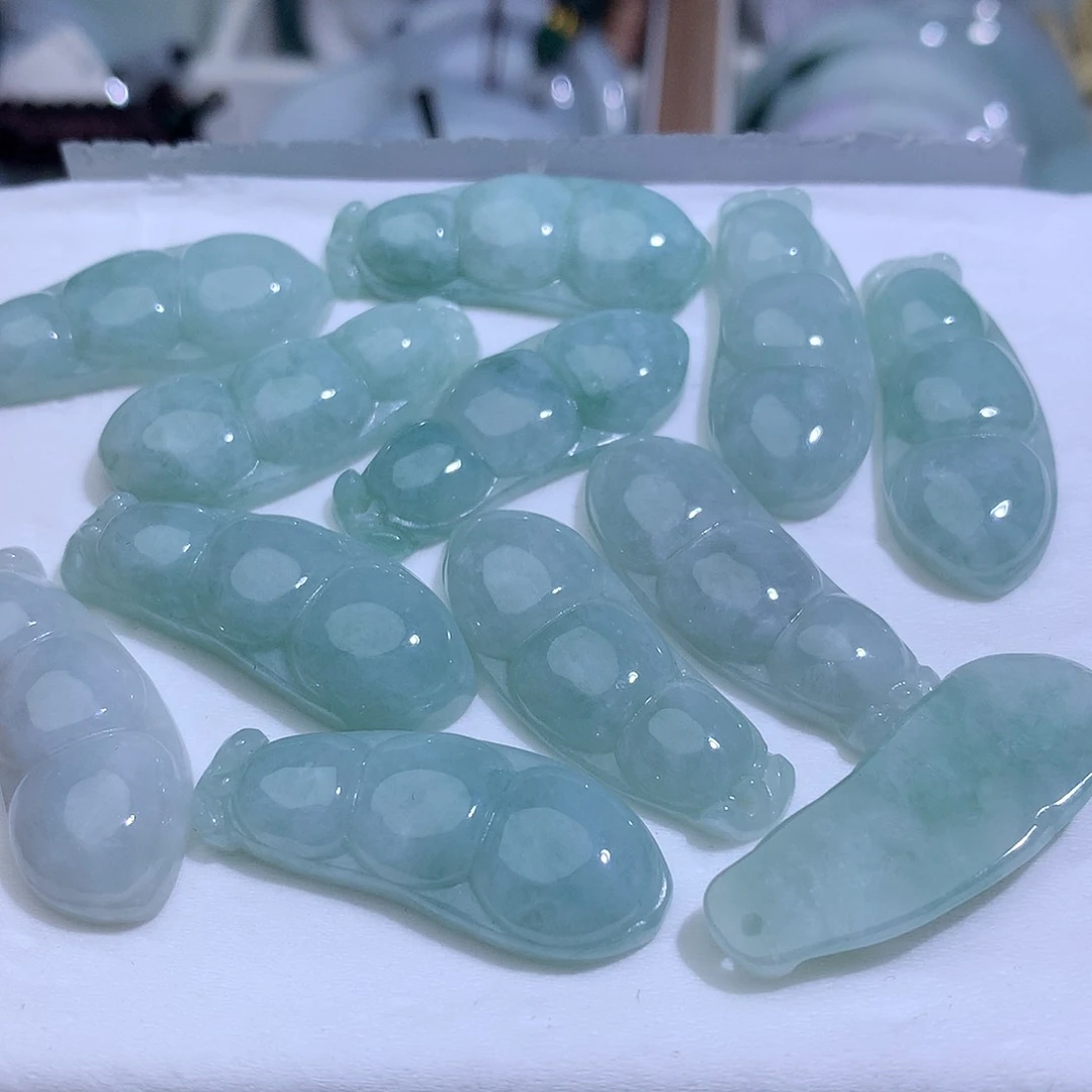 翡翠未镶嵌颈饰发1个。