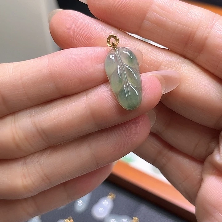 颈饰18K金镶嵌翡翠