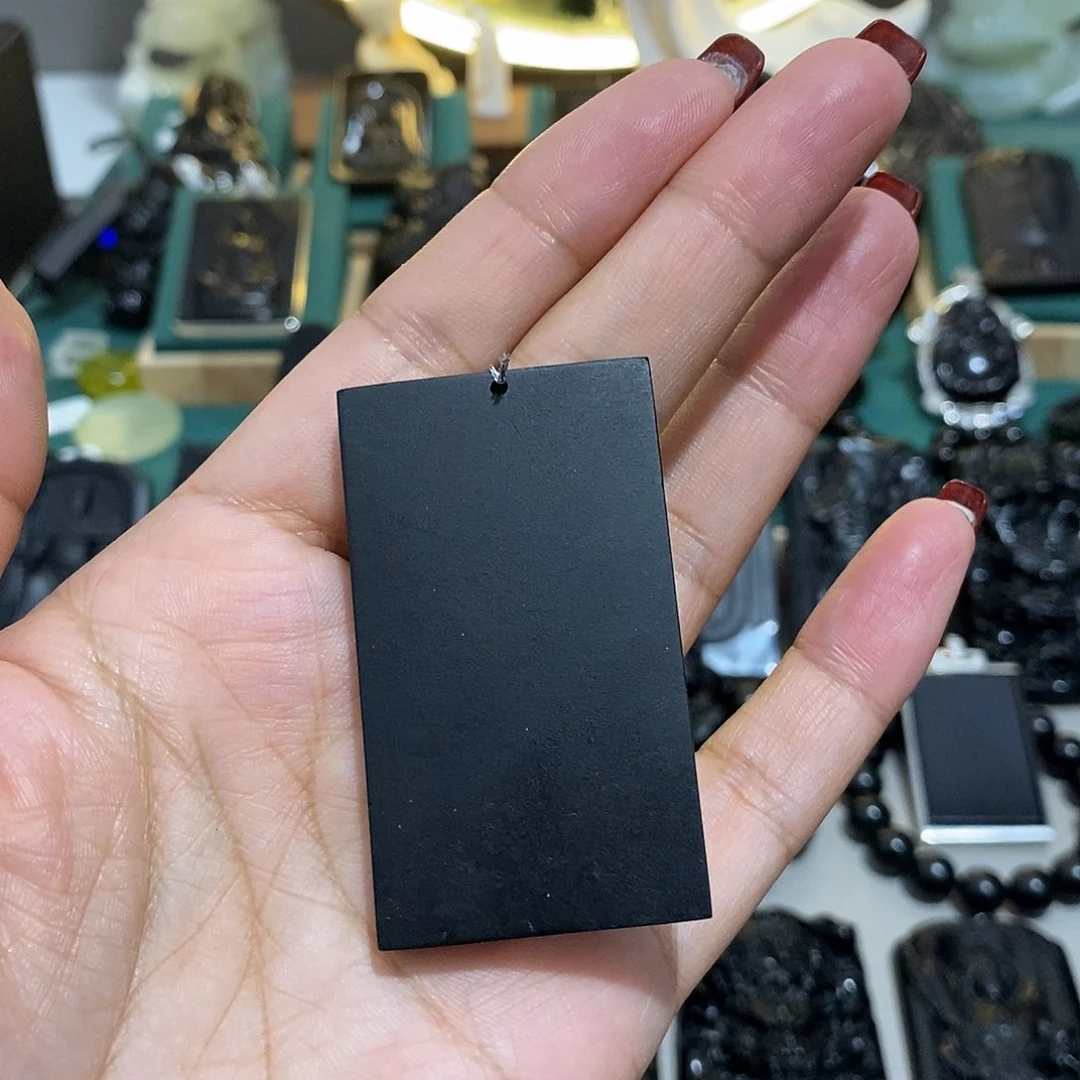 蛇纹石玉颈饰未镶嵌铁*憨