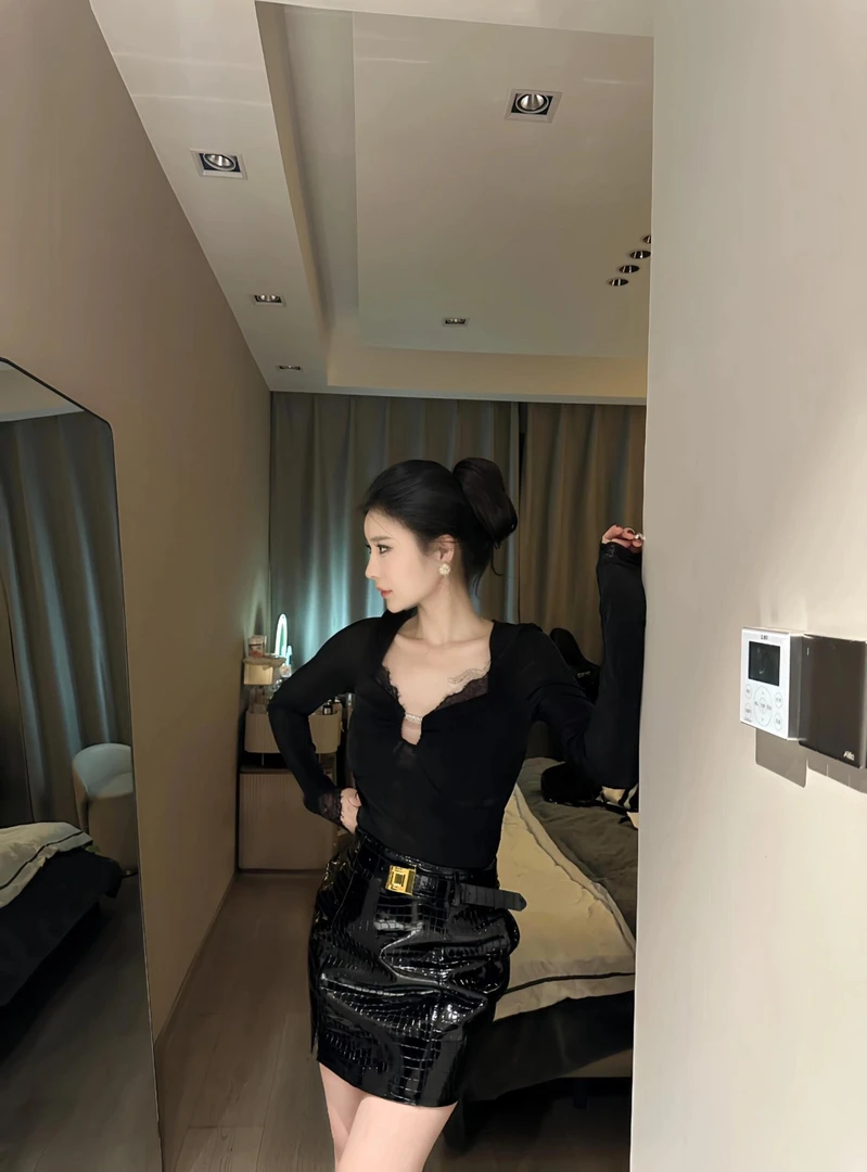 【KEKE】V领蕾丝纯色打底衫上衣内搭黑色小心机设计感包臀半身皮裙