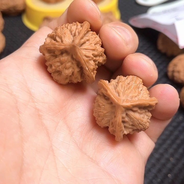 桃核把件31三棱核桃