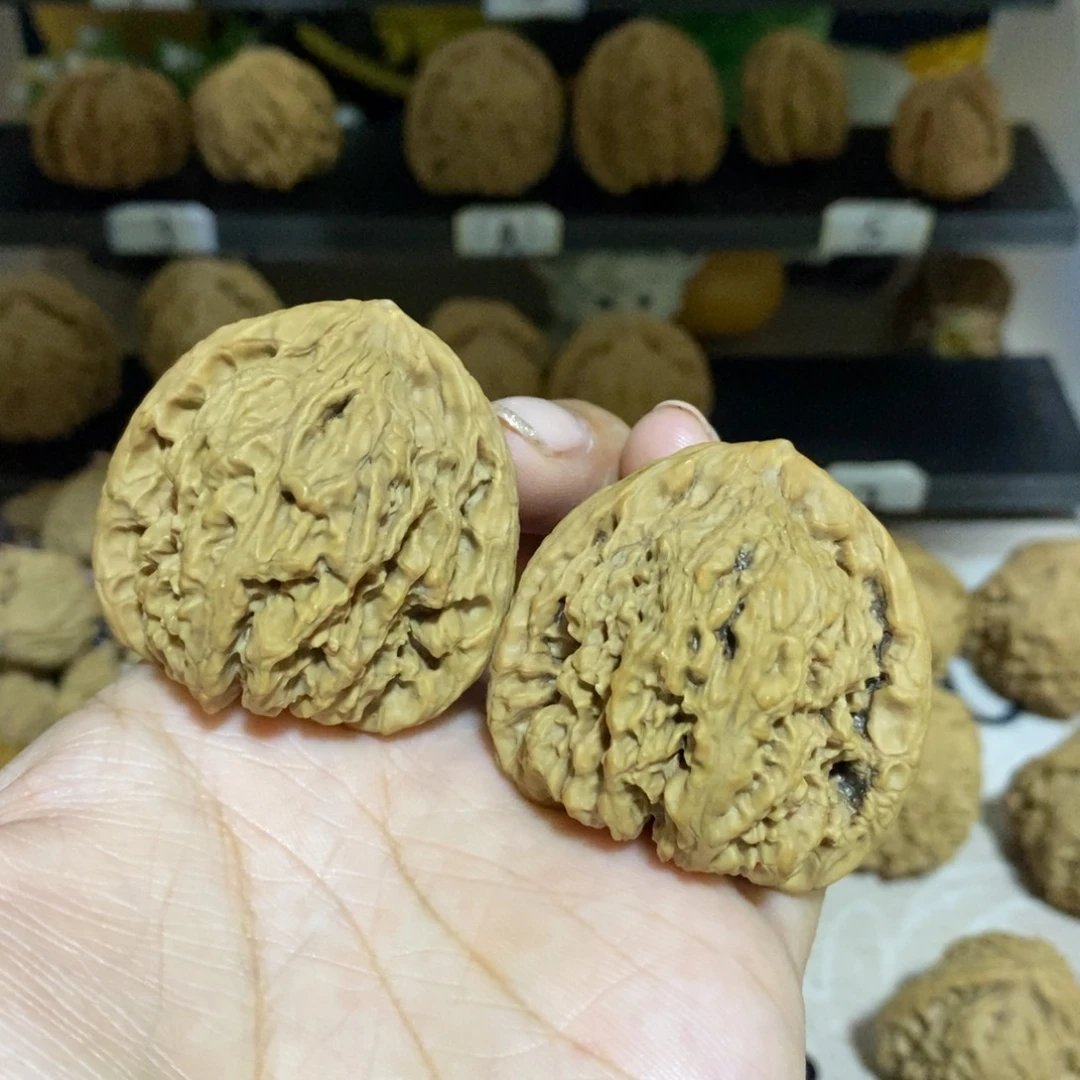 赵***酒文玩核桃吊坠南疆