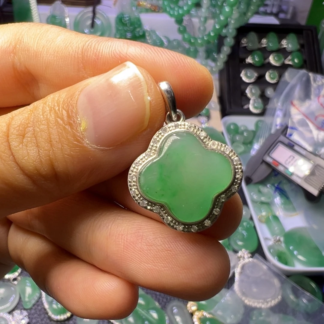 石英质玉（非洲翠）未镶嵌颈饰