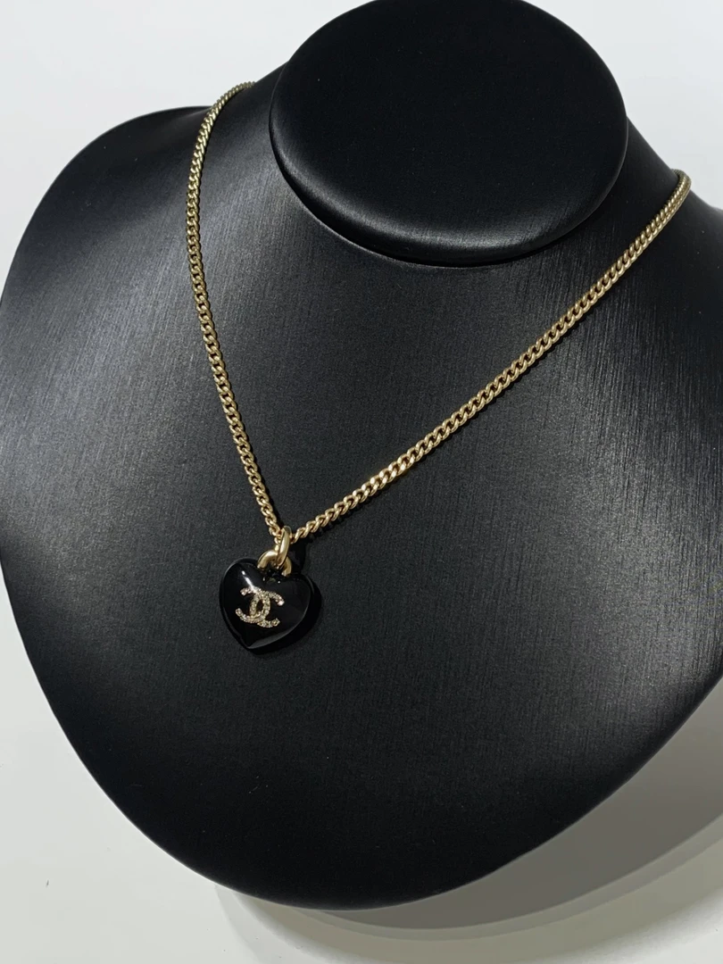 99新 Chanel/香奈儿 HIHI/21P黑色亚克力爱心双C镶钻项链12010154