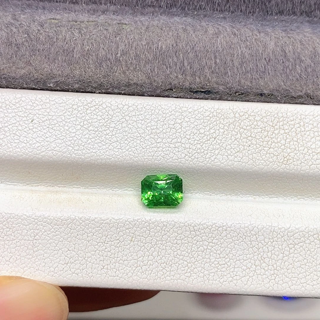 石榴石1.55克拉天然干净玻璃体满火彩沙弗莱未镶嵌