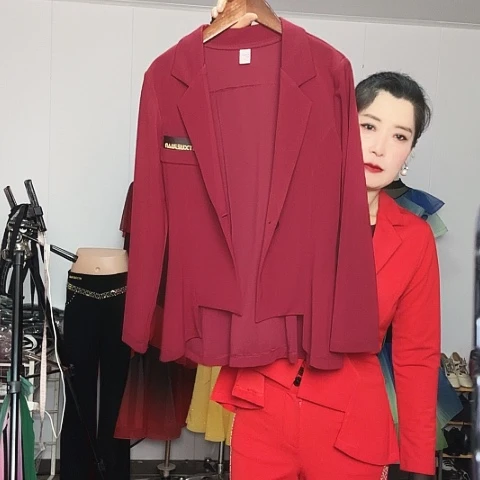 XL 前短后长枣红。
