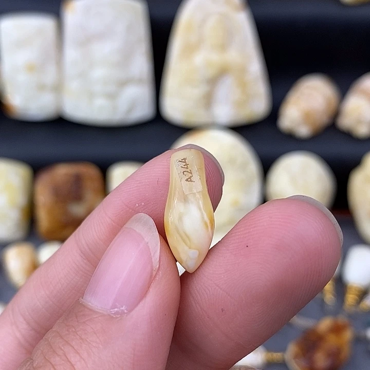 琥珀未镶嵌裸石侧挂微瑕a244