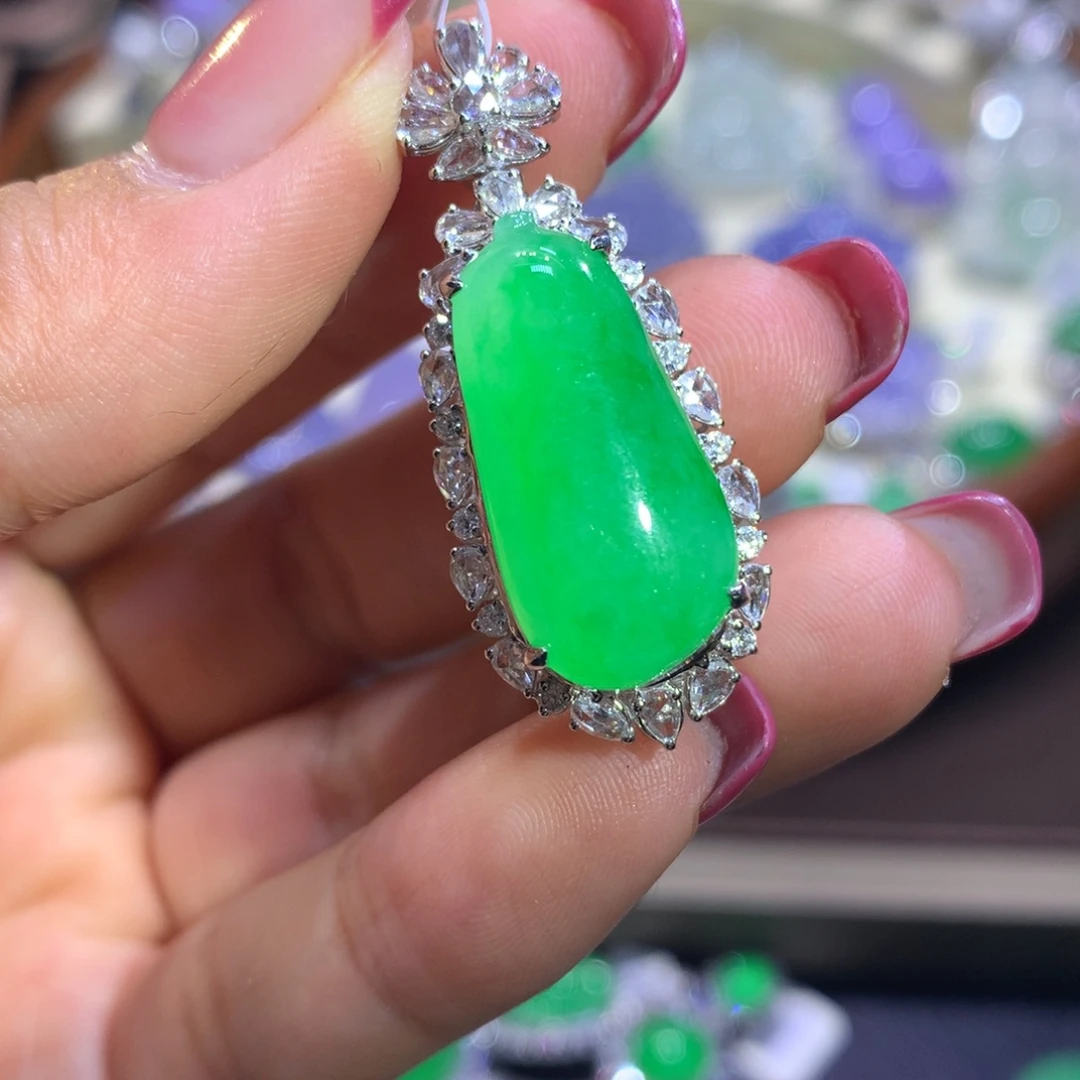 翡翠18K金镶嵌颈饰翡翠吊坠