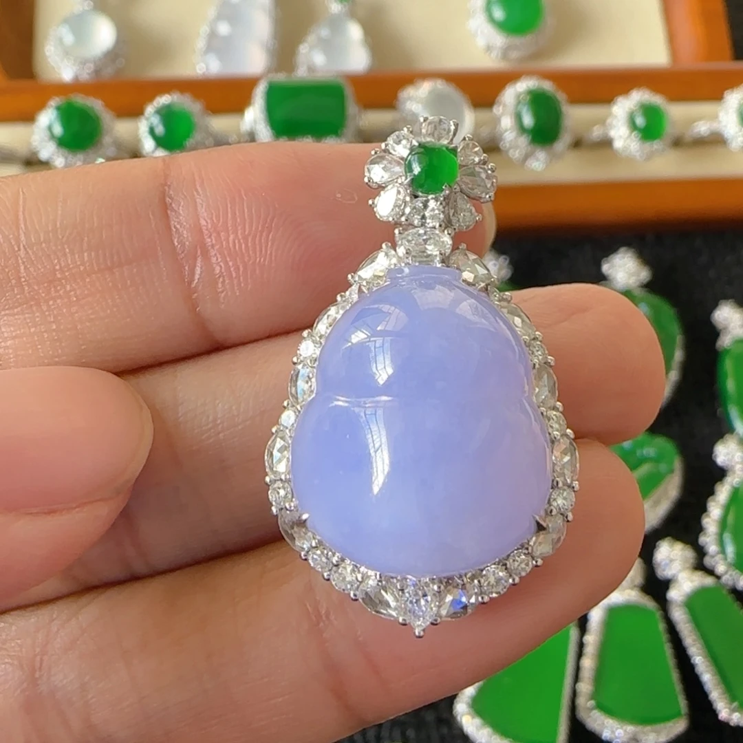 翡翠18K金镶嵌颈饰吊坠