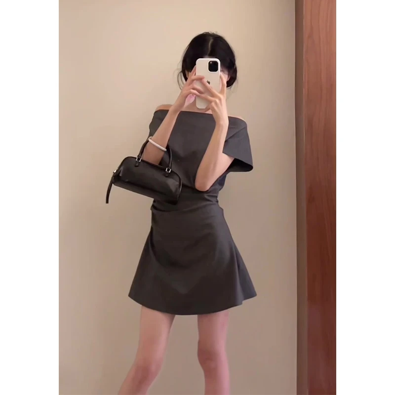 连衣裙女2025夏季新款高级感气质一字肩收腰显瘦设计感褶皱裙子