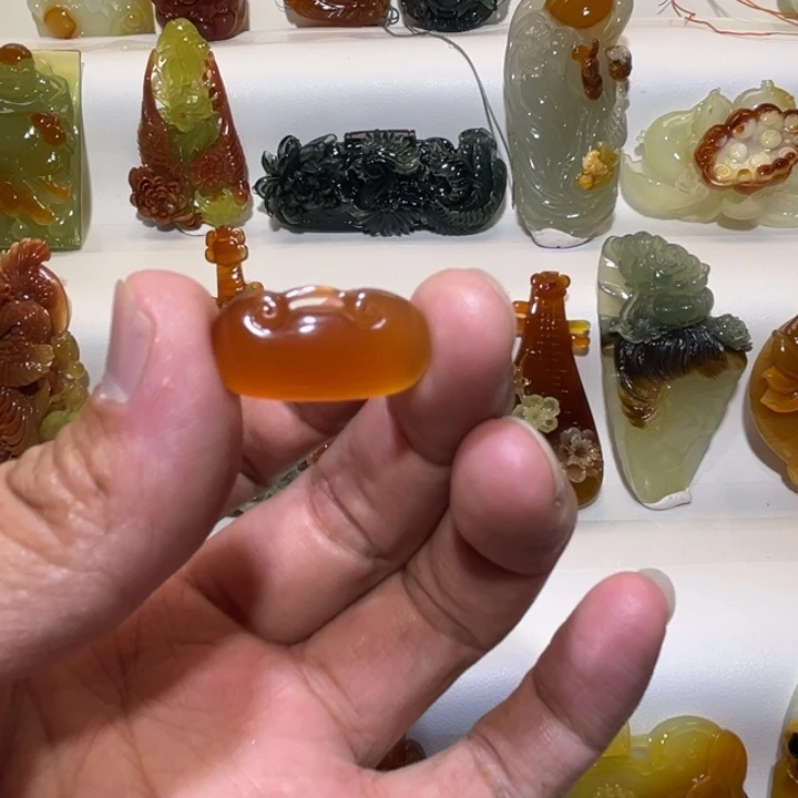 岫玉未镶嵌吊坠(赠链)