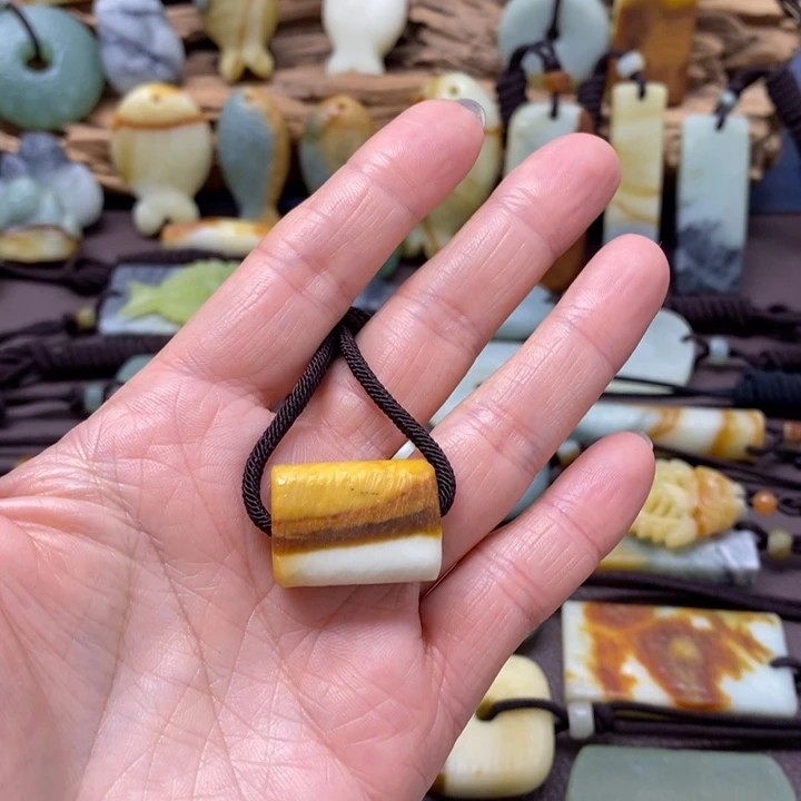 蛇纹石玉未镶嵌颈饰