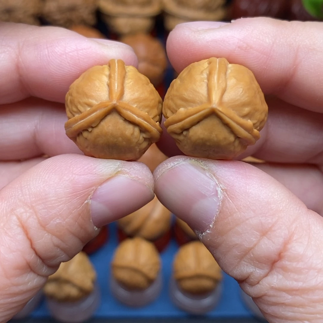 文玩核桃把件手捻三棱