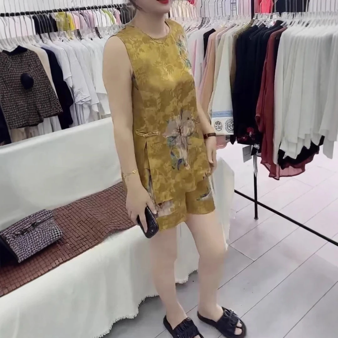 夏季新款黄色圆领无袖侧边开叉印花图案中式风盘扣上衣短裤两件套