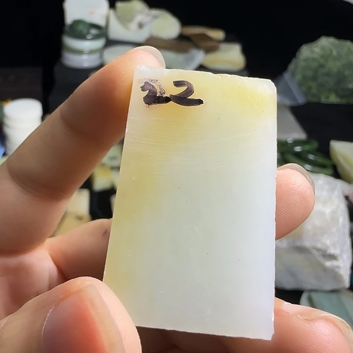 一***人和田玉（糖玉）未镶嵌珠宝半成品