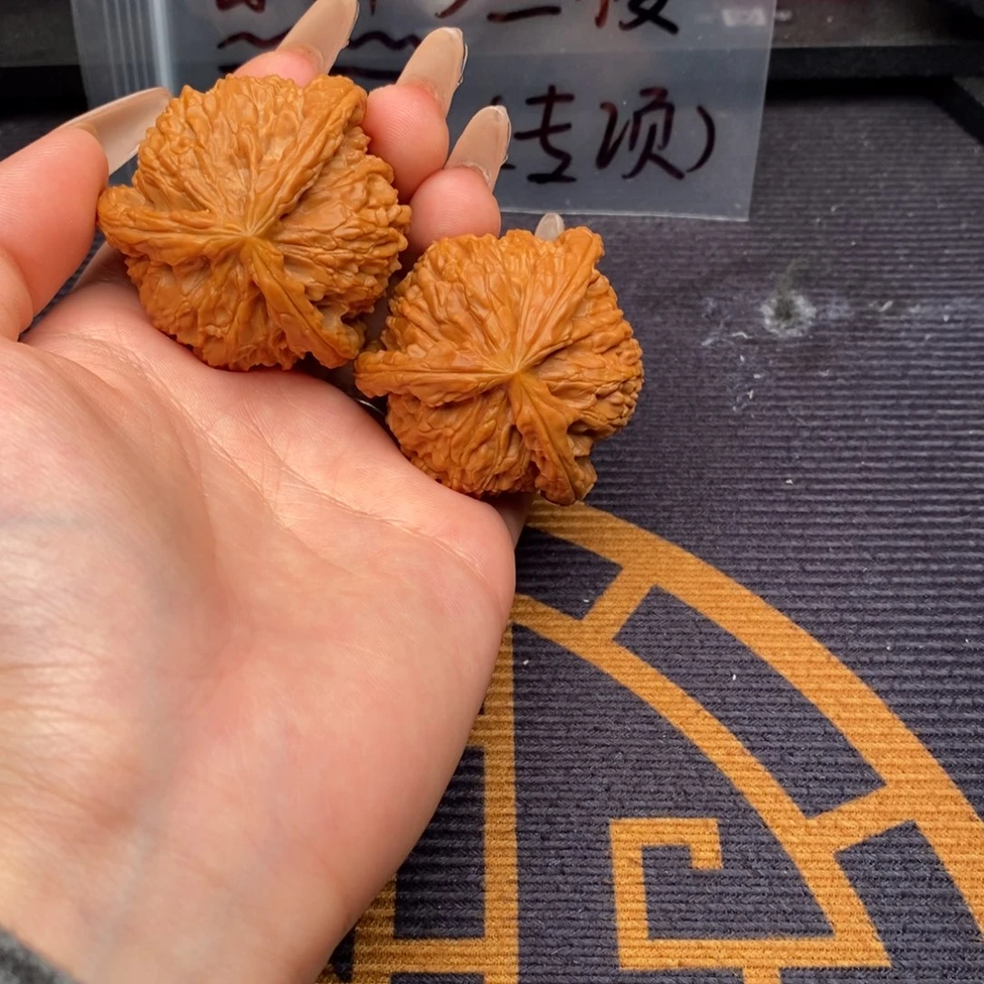 邱***昌文玩核桃吊坠白狮子
