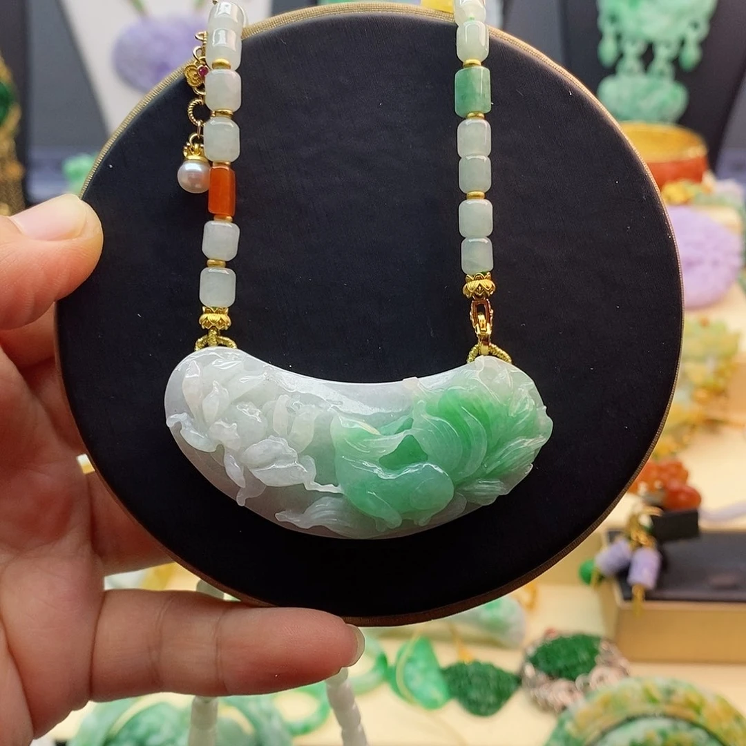 翡翠未镶嵌吊坠(赠链)