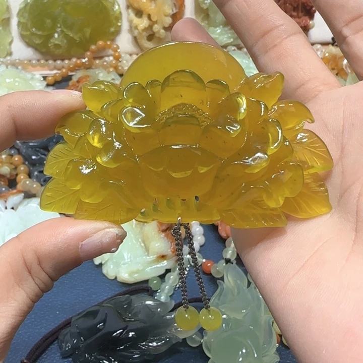 未镶嵌蛇纹石玉吊坠