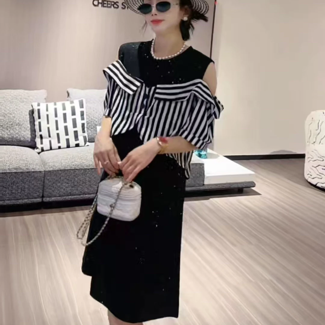 002-2025年夏季新款时尚设计感镂空肩显瘦拼接连衣裙