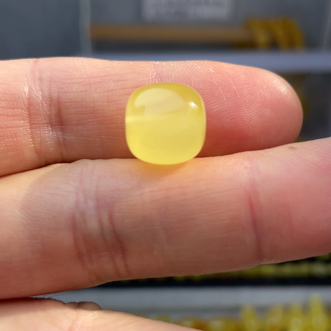 悠***是蜜蜡未镶嵌裸石老型珠一颗约12毫米多