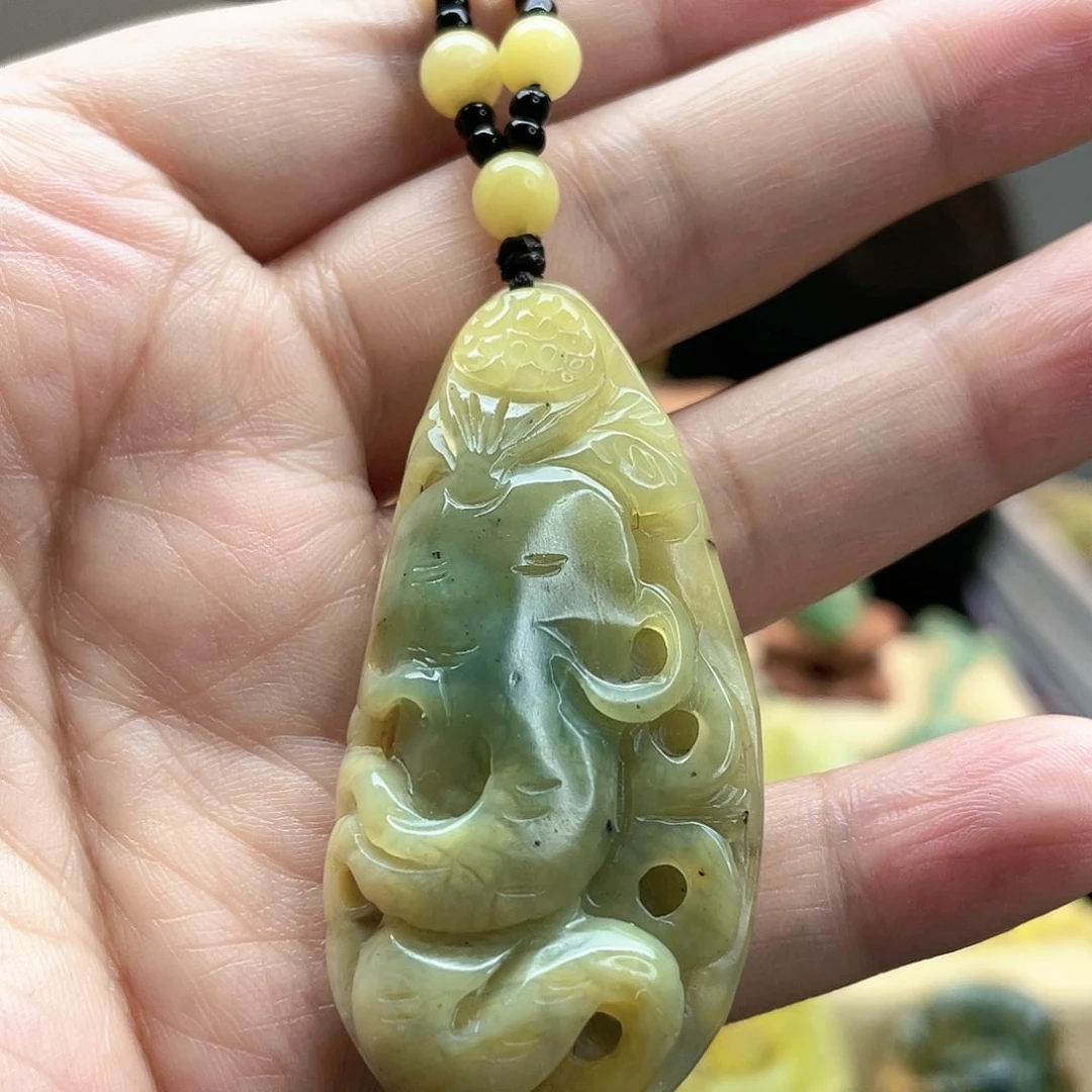 蛇纹石玉颈饰未镶嵌