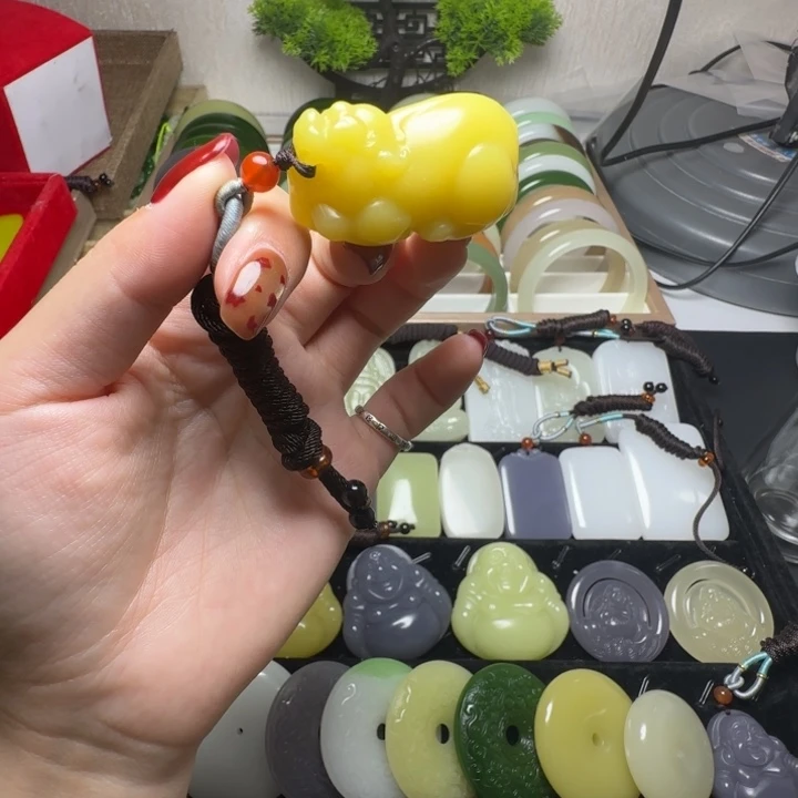 新疆老料鸡油黄貔貅吊坠