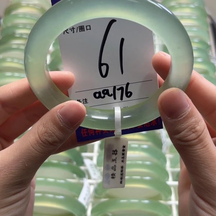 熙***奶蛇纹石玉未镶嵌手镯