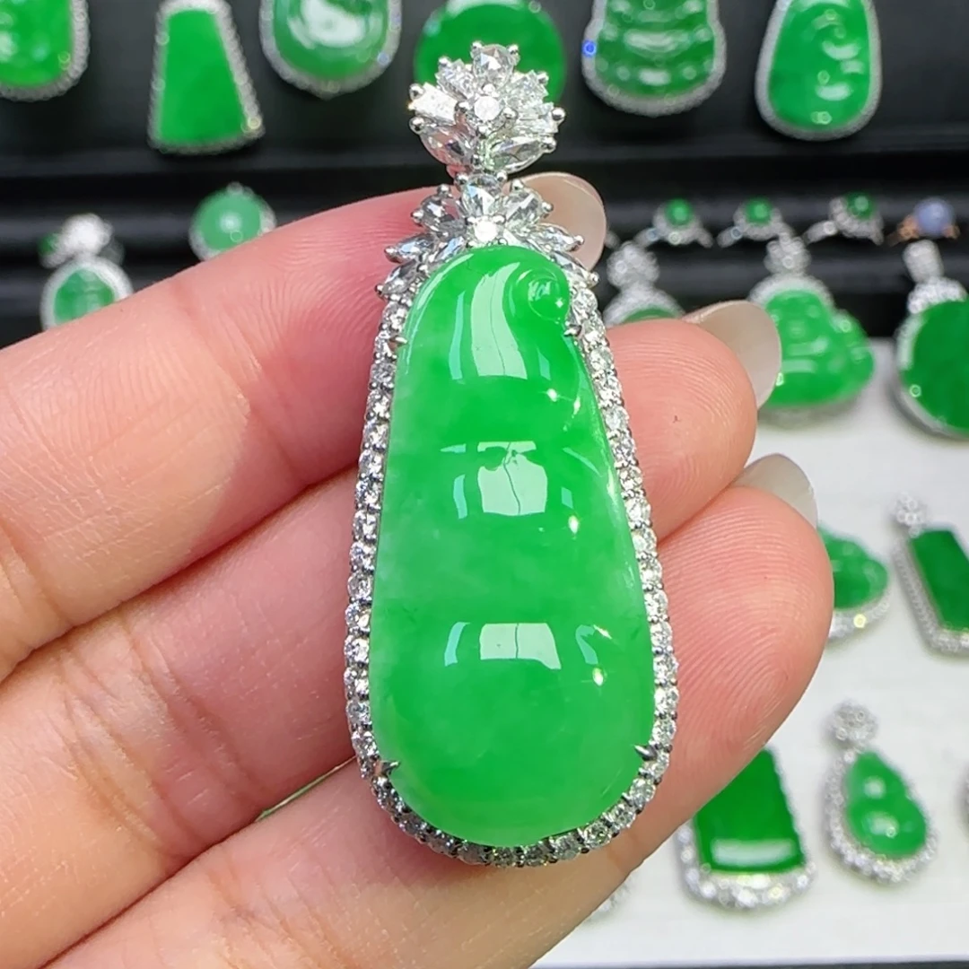 翡翠18K金镶嵌颈饰吊坠