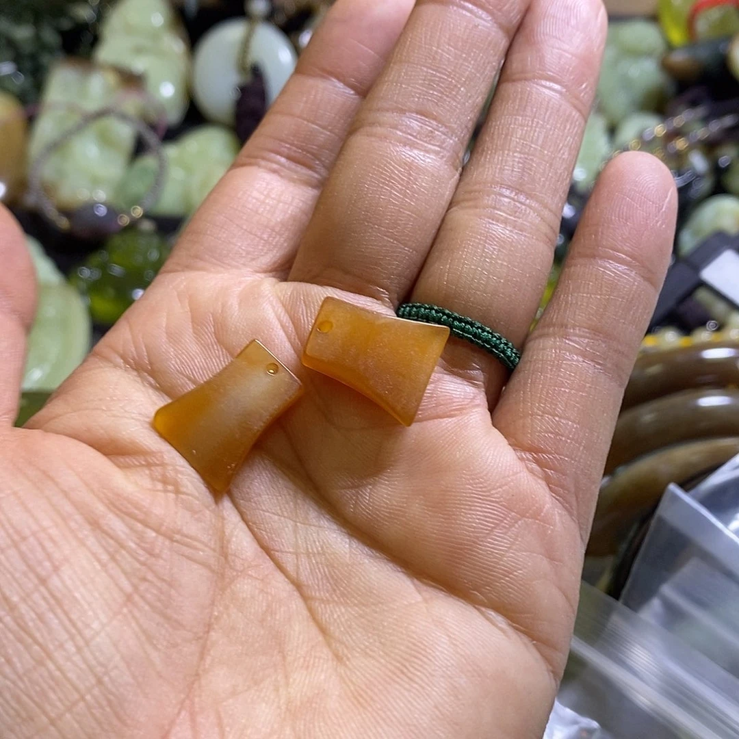 岫玉未镶嵌耳环一对
