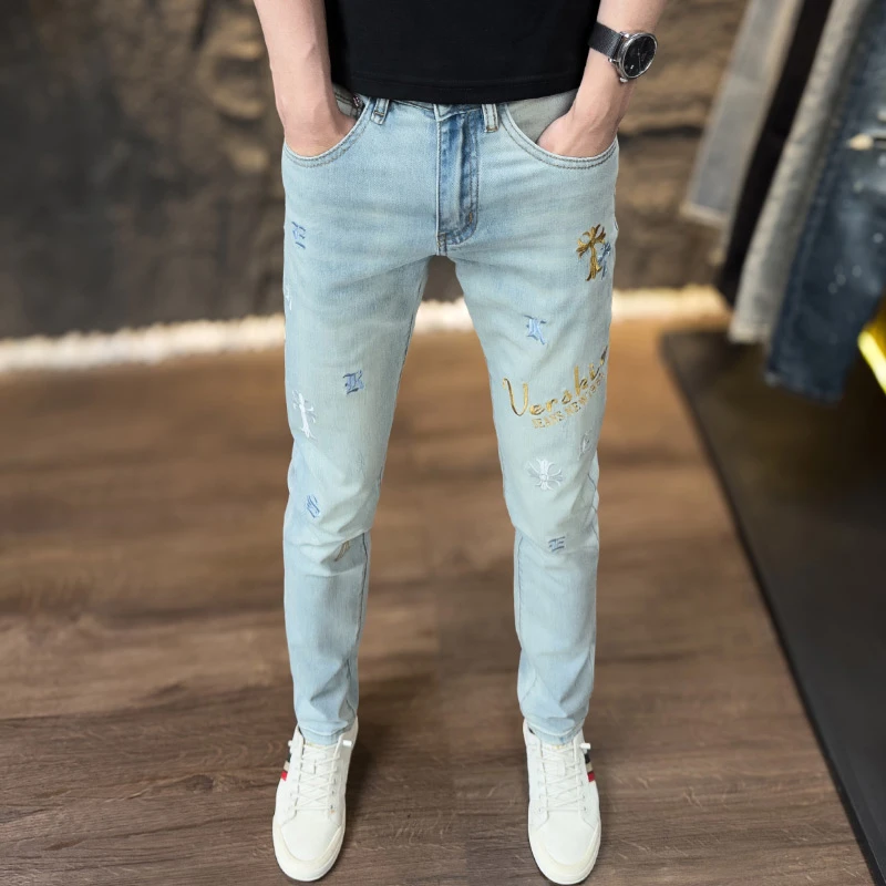 春夏季薄款欧货男士牛仔裤潮流刺绣水洗浅蓝修身弹力小脚时尚长裤