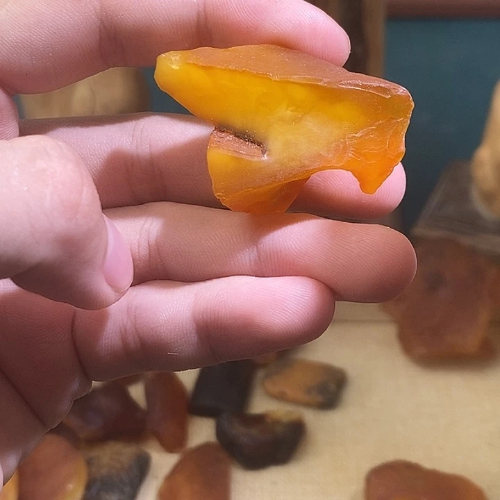 琥珀未镶嵌裸石金绞蜜