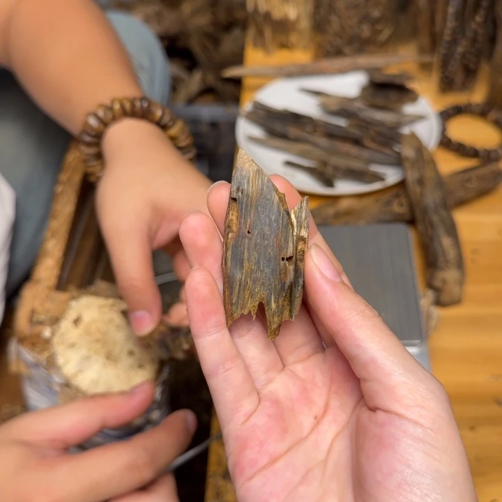 沉香碎屑沉香白棋块料5克