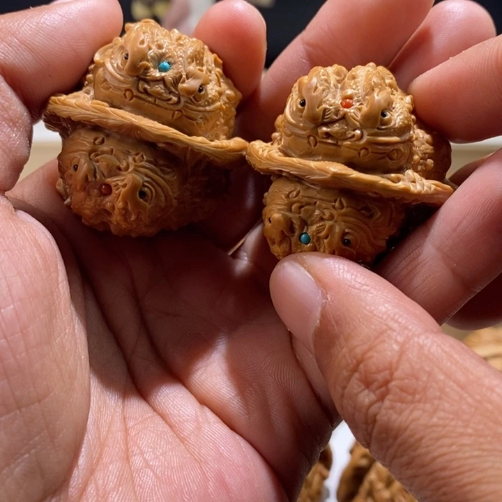 本***足文玩核桃把件纯手工雕刻文玩核桃