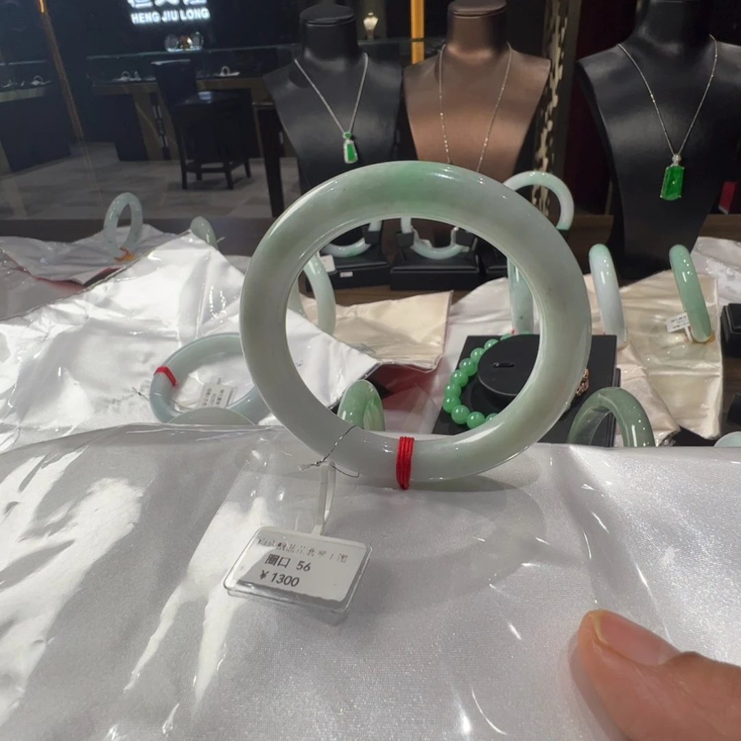 翡翠手镯未镶嵌飘绿