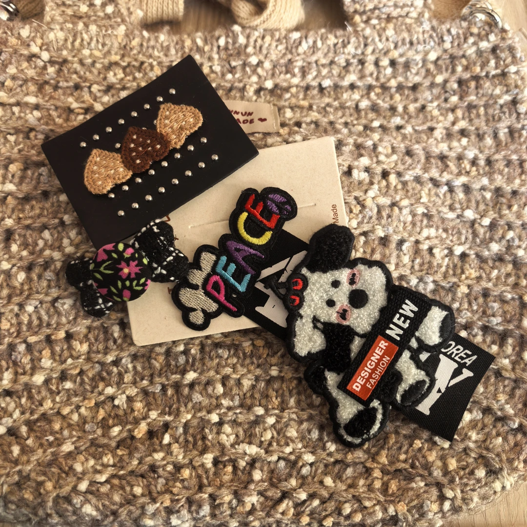 D239黑色刺绣小奶狗爱心糖果胸针一组三个