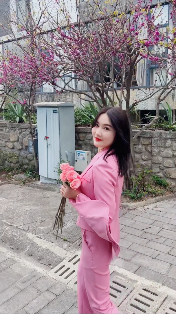 臻韩美2025新款粉色三件套微喇裤西装套装