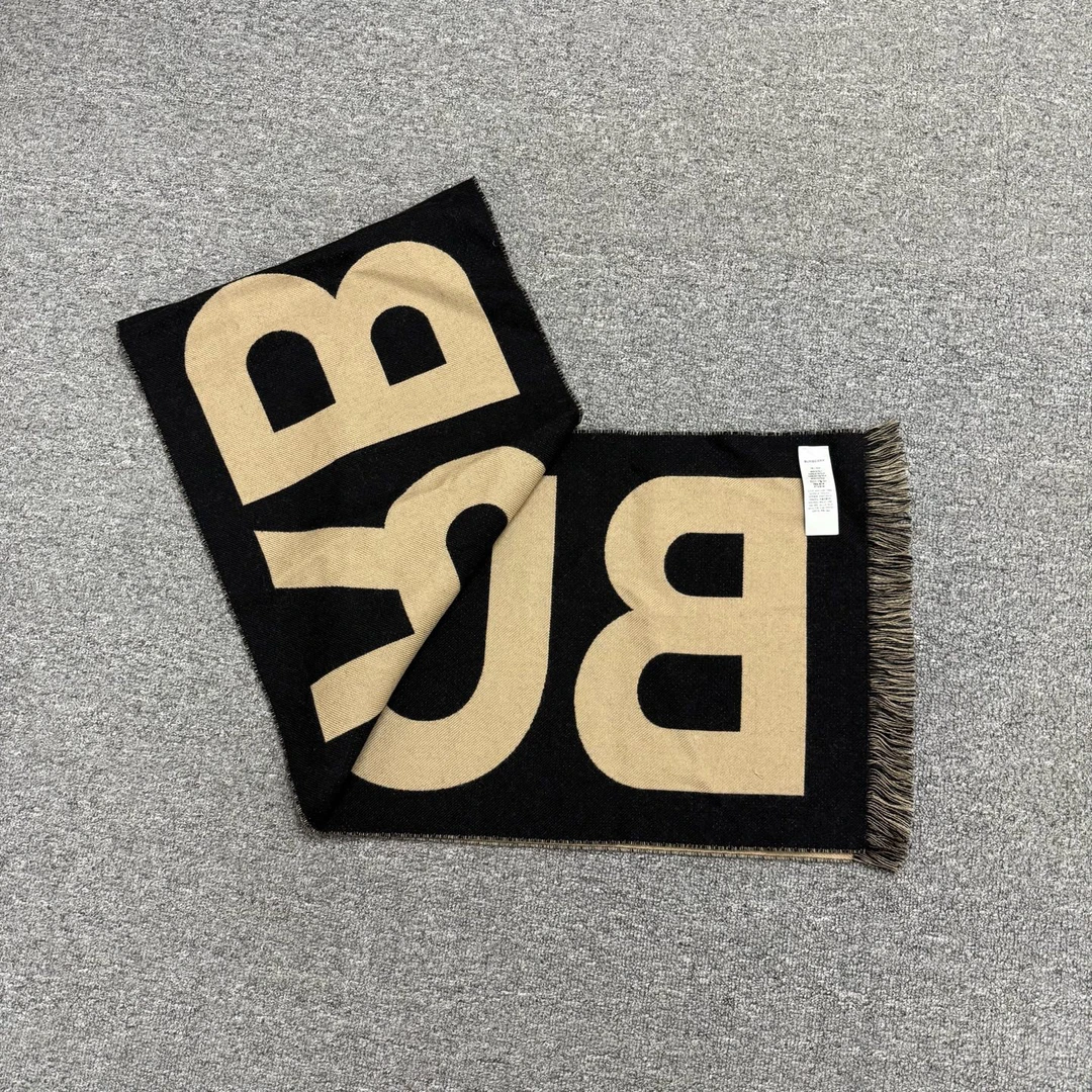 99新 BURBERRY/博柏利 17865982黑拼卡其字母印花围巾188x33cm