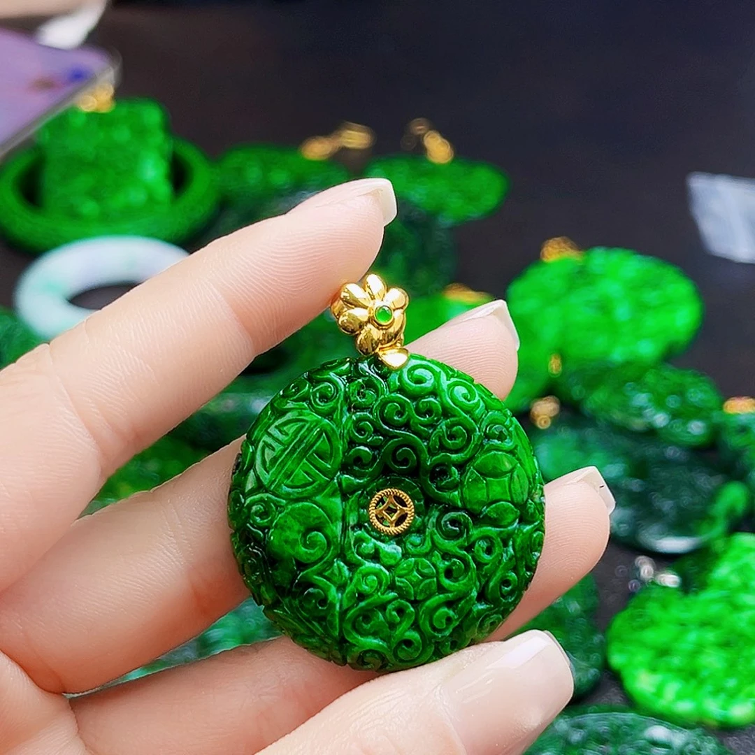 颈饰18K金镶嵌翡翠多样性