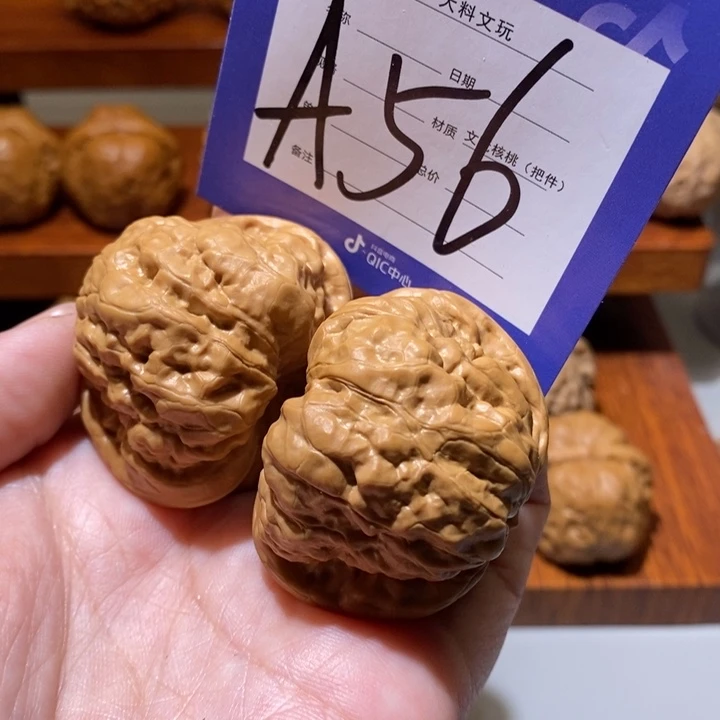 文玩核桃把件在一起就a 56