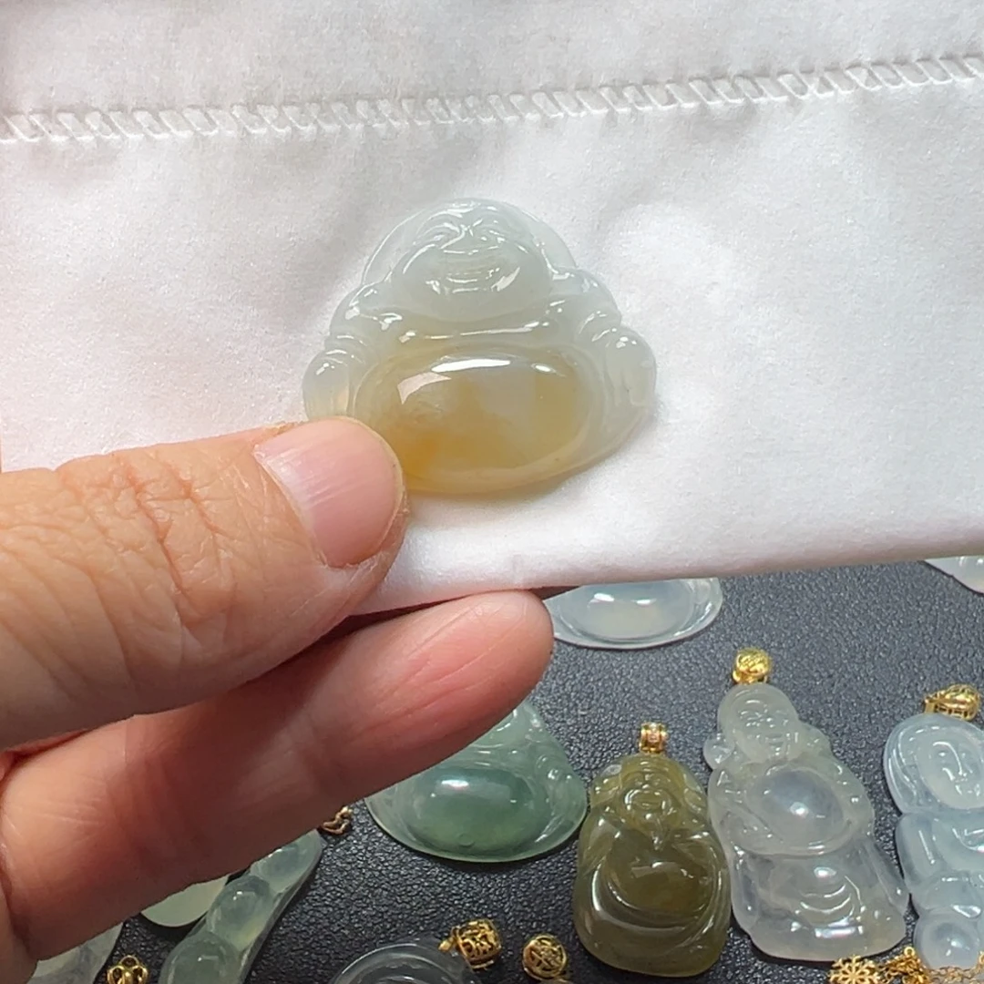 翡翠未镶嵌颈饰佛公