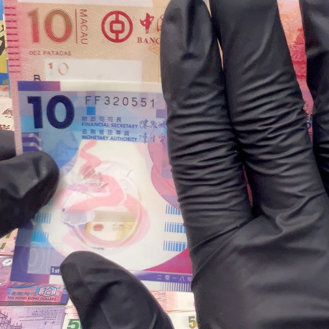 塑料十周年纪念钞两张