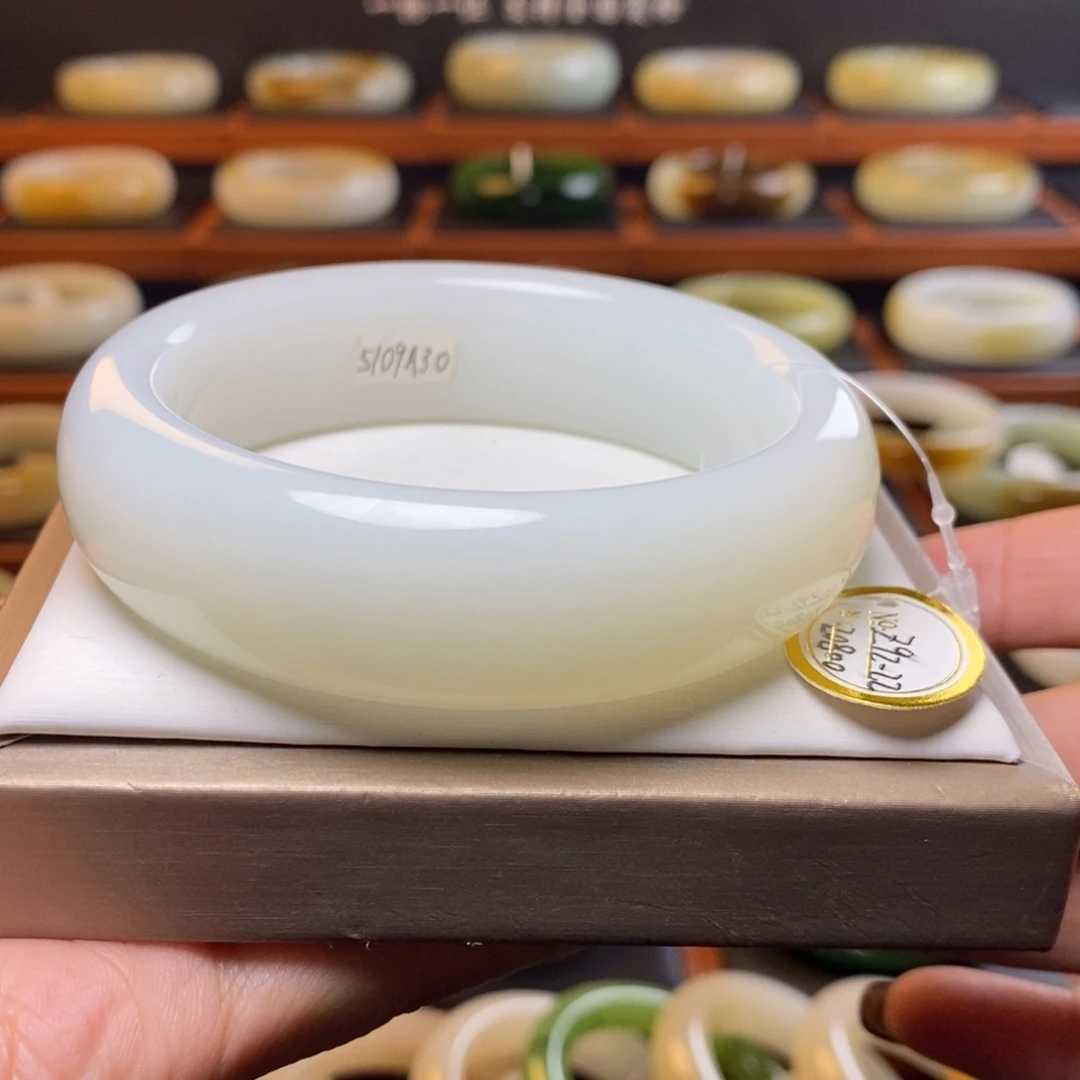 和田玉未镶嵌手镯60圈