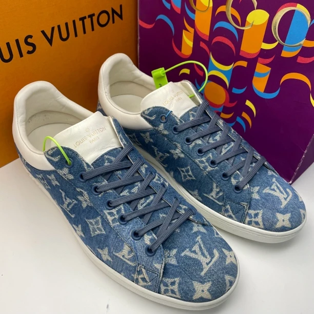 95新 LouisVuitton/路易威登 42欧码/蓝色牛仔老花满印休闲板鞋