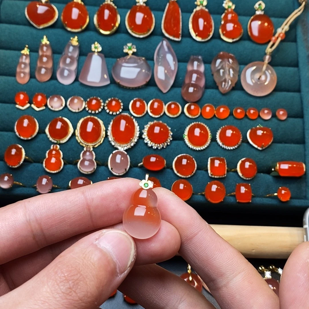 南红玛瑙18K金镶嵌颈饰